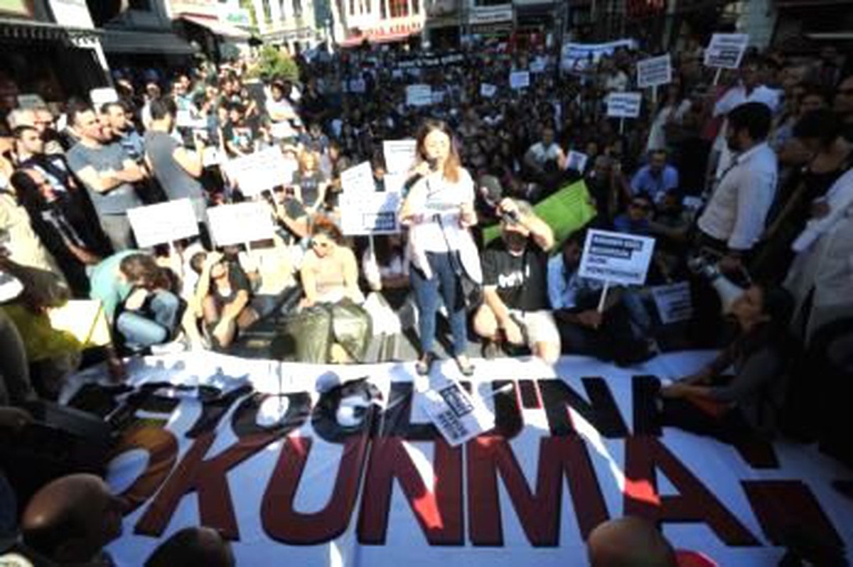 Sokakta, Masa -Sandalyeye Destek Yürüyüşü