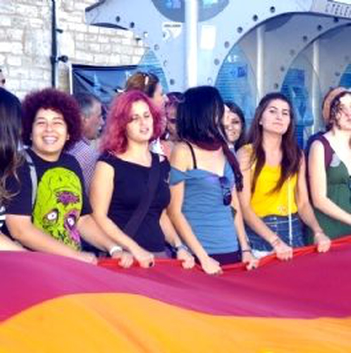 Eşcinseller Taksim'de Barış İçin Yürüdü