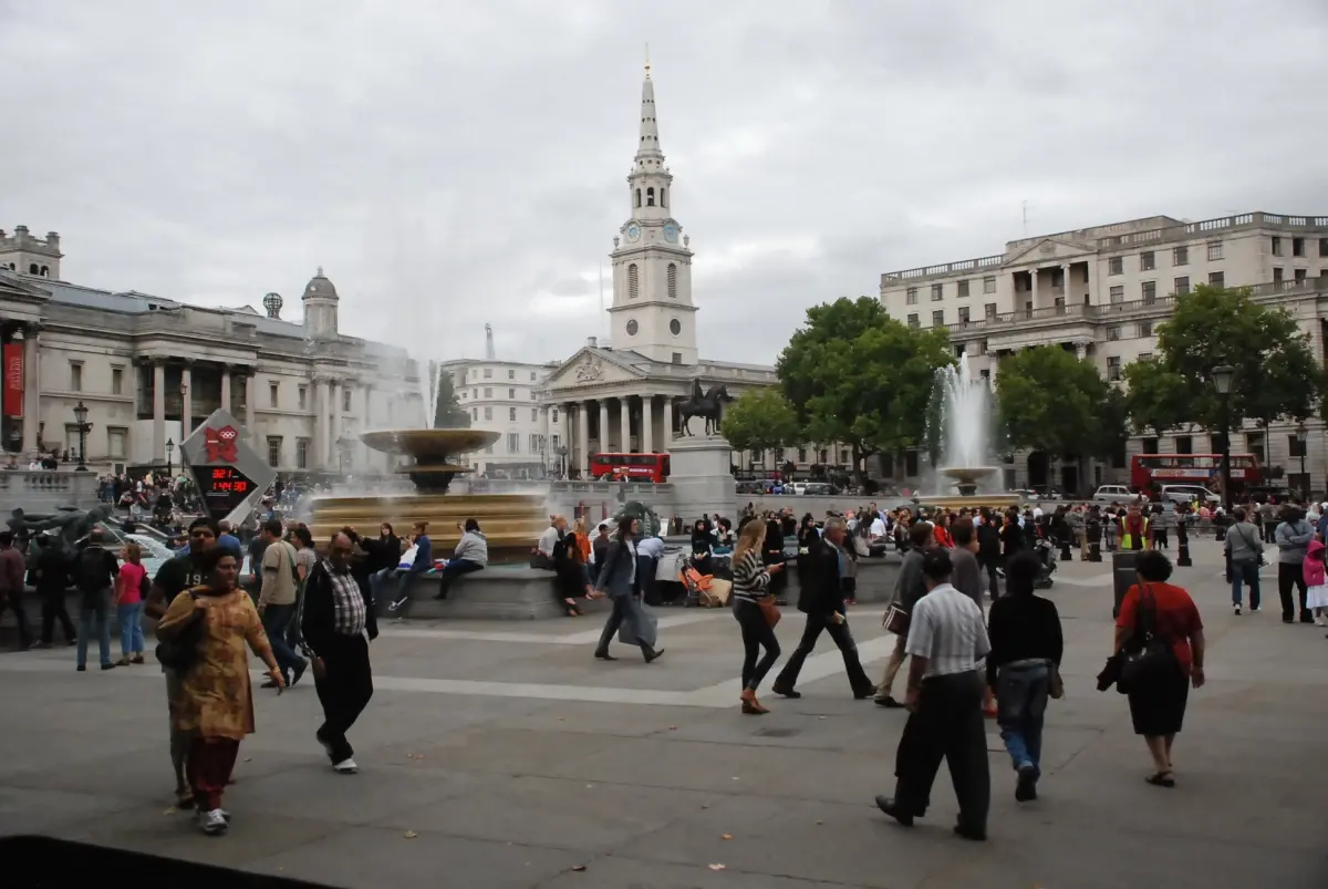 Londra Meydanına Türk Bayrağını Çizdiler