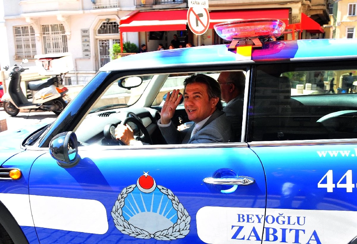 Beyoğlu Belediyesi Zabıtası\'nın Mini Cooper\'ları Zabıta Haftası\'na Katıldı 
