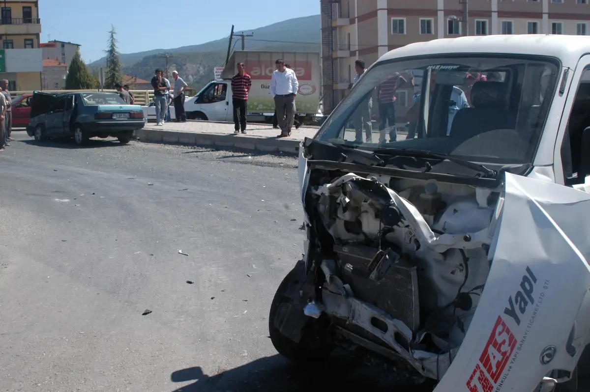 Otomobil Kavşaktan Kontrolsüz Çıkan Kamyonete Çarptı: 4 Yaralı