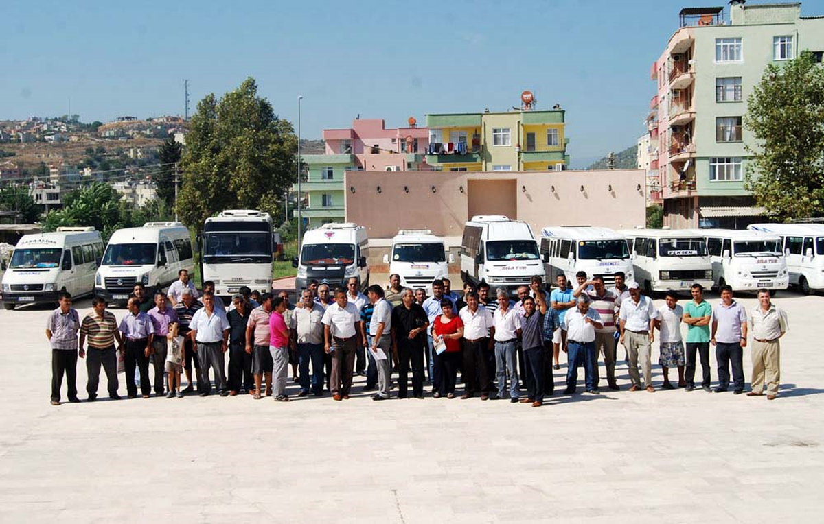 Servisçiler, Taşımalı Eğitim İhalesinin İptalini Protesto Etti