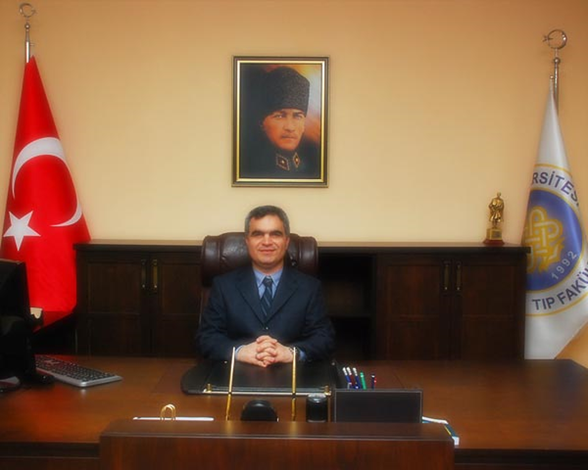 Cbü Tıp Fakültesi Dekanı Evinde İntihara Kalkıştı