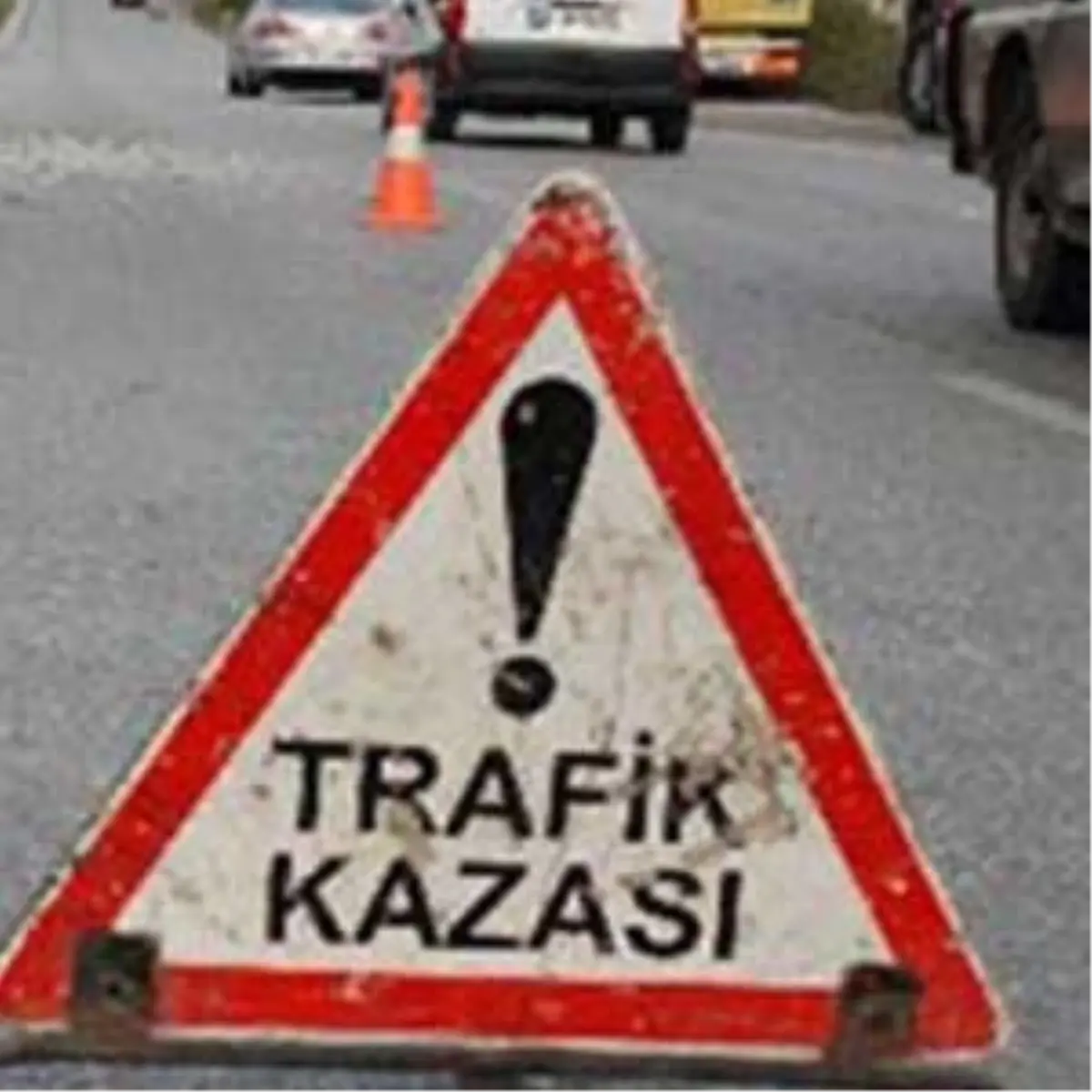 Otomobil Kaldırımda Yürüyen Yayaya Çarptı