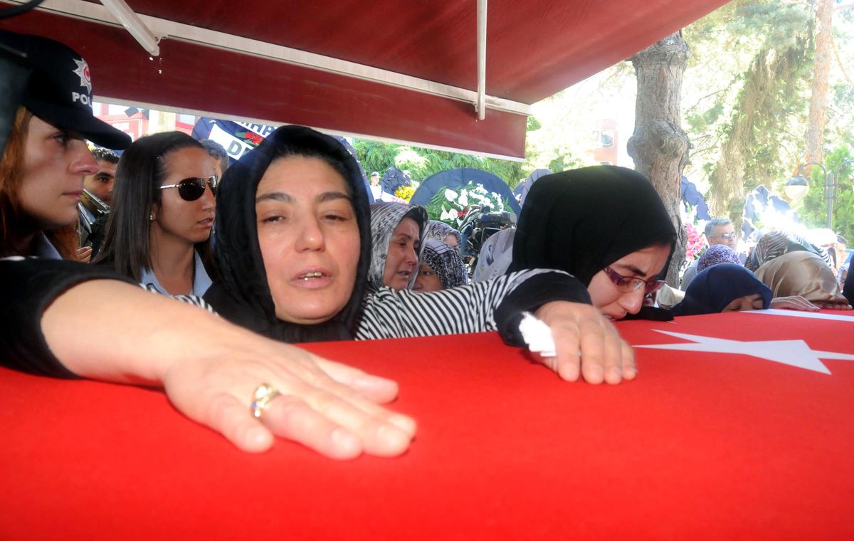 Şehit Polisi 5 Bin Kişi Uğurladı