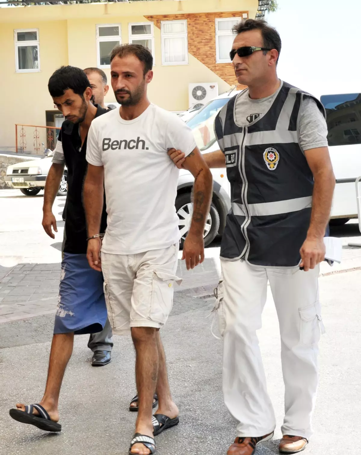 Turistin Kolunu Kırıp Gasp Ettiler