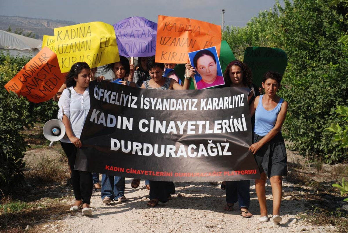 Cinayet Yerinde Kadına Yönelik Şiddeti Protesto Ettiler