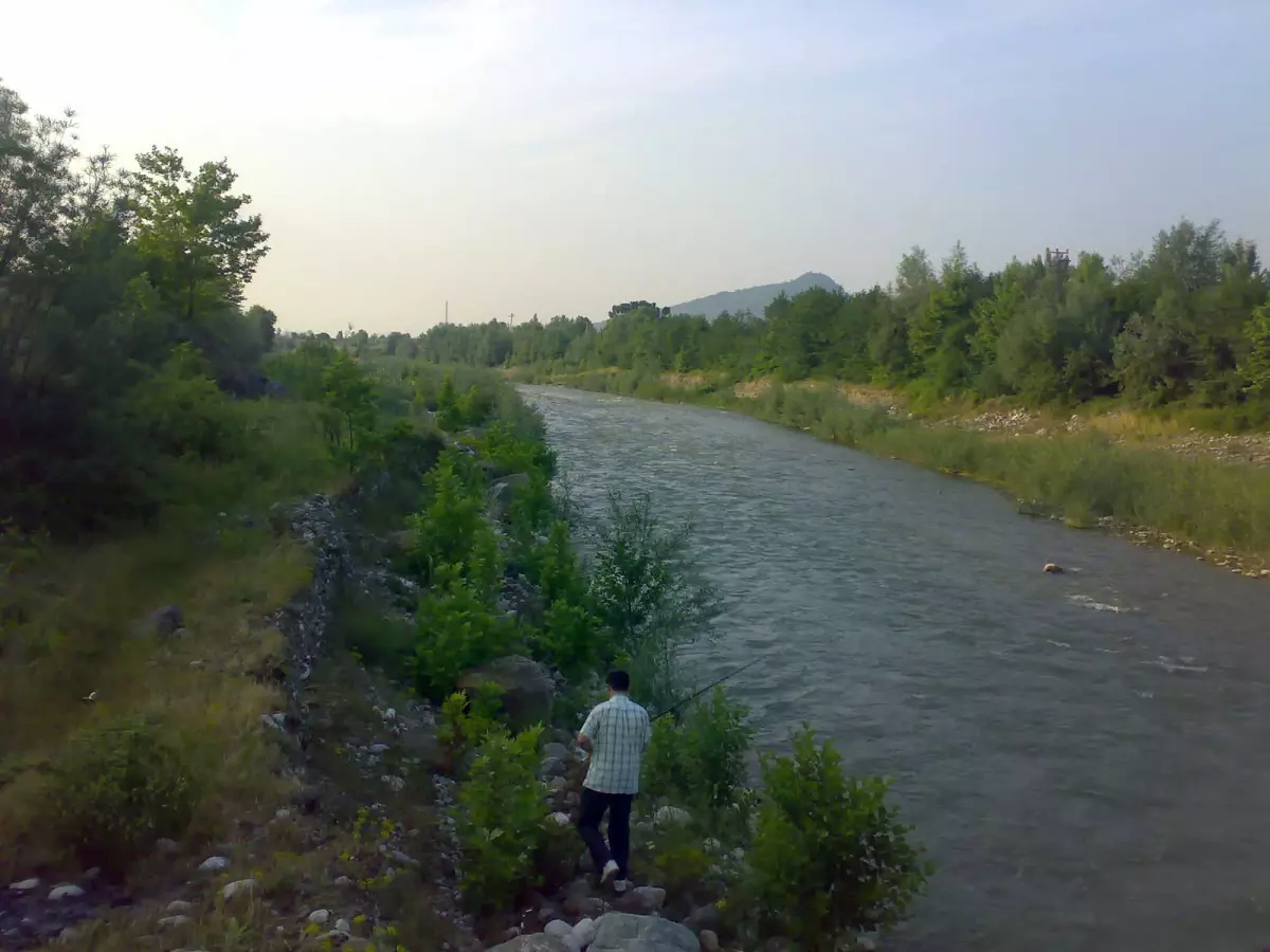 Fabrika Atıkları Mudurnu Deresi\'ni Kirletiyor