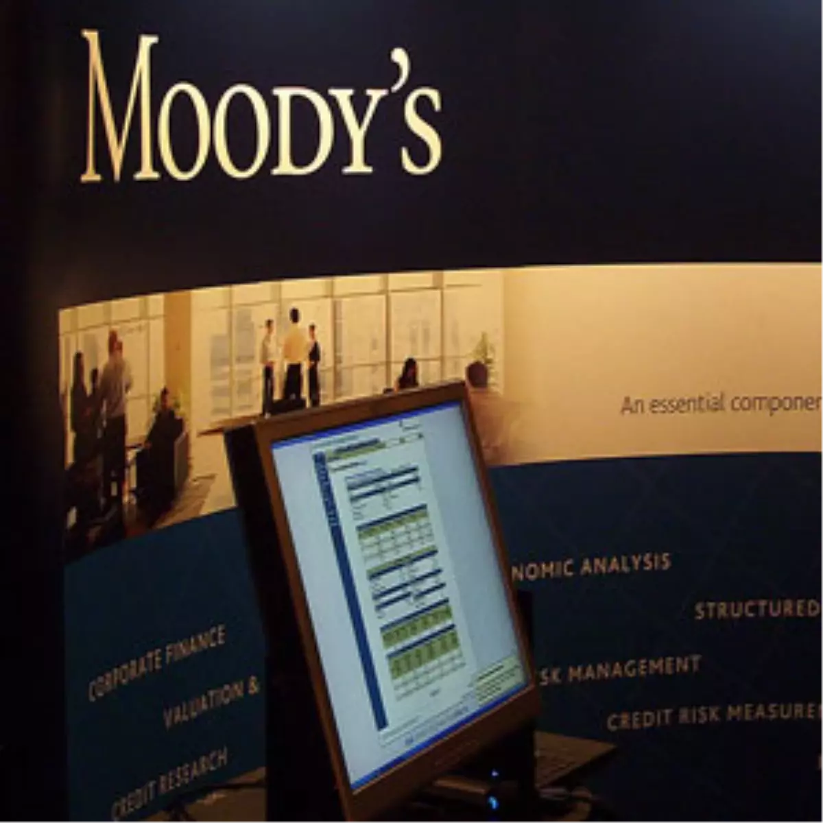 Moody\'s, İki Fransız Bankasının Notunu Düşürdü