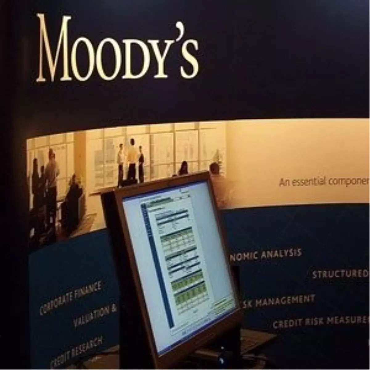 Moody\'s\'in Fransız Bankalarının Kredi Notunu Düşürmesi