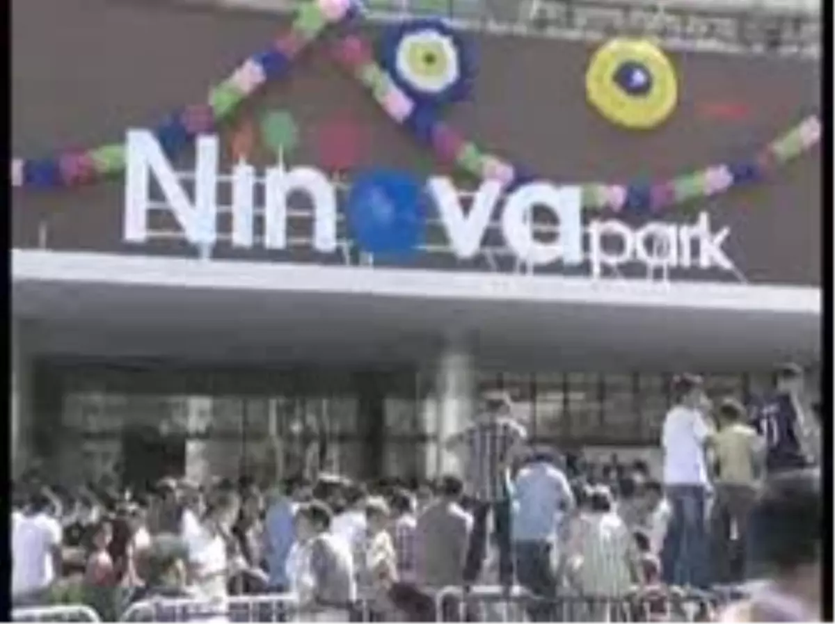 Bölgenin En Büyük Avm\'sinin Açılışında İzdiham