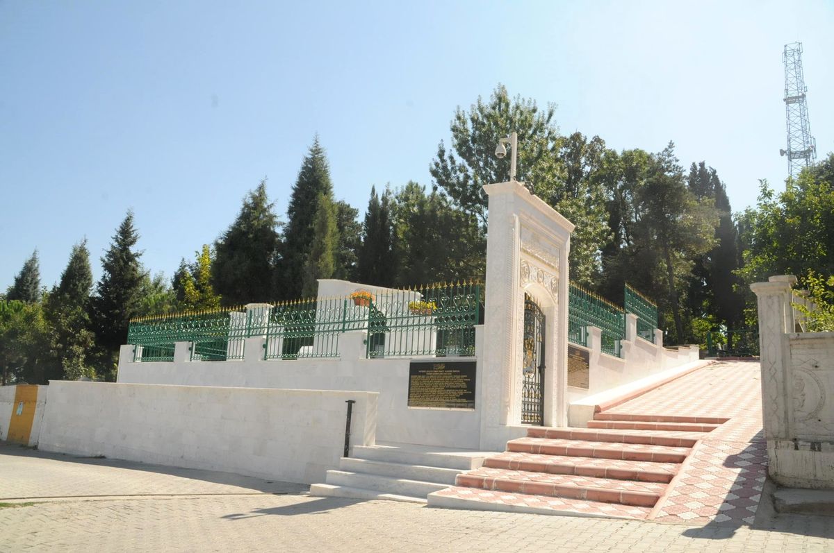 Cemaat Önderinin Kabri Türbeye Dönüştürüldü