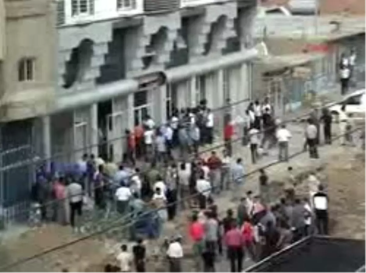 Cizreekaşiret Üyeleri Kavga Etti, Biri Polis 9 Kişi Yaralandı