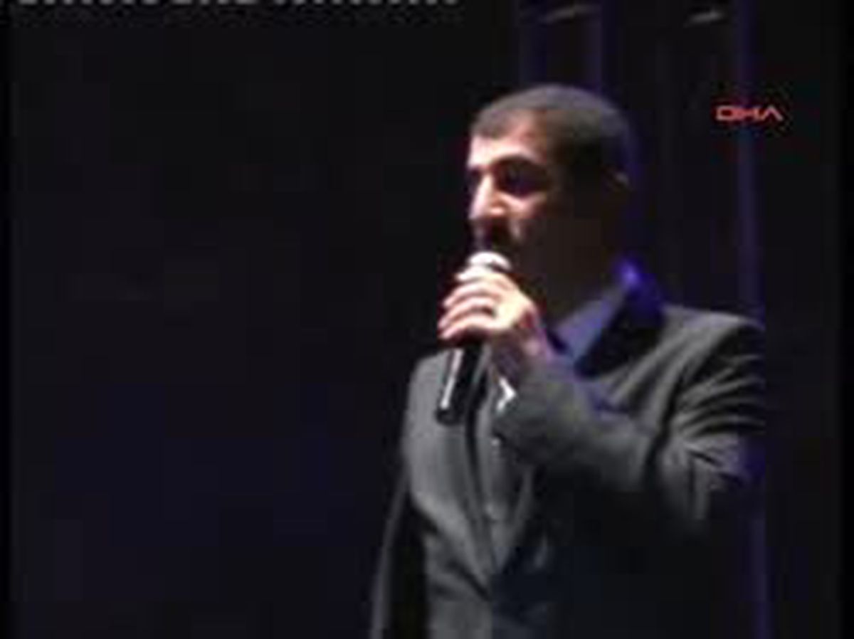 Gülben Ergen'e Sahnede Canlı Tavuk Şoku