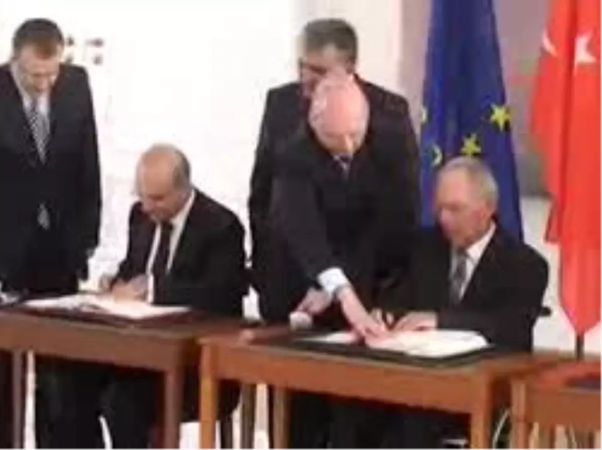 Cumhurbaşkanı Gül, \'çifte Vergilendirmenin Önlenmesi\' Anlaşmasının İmza Törenine Katıldı