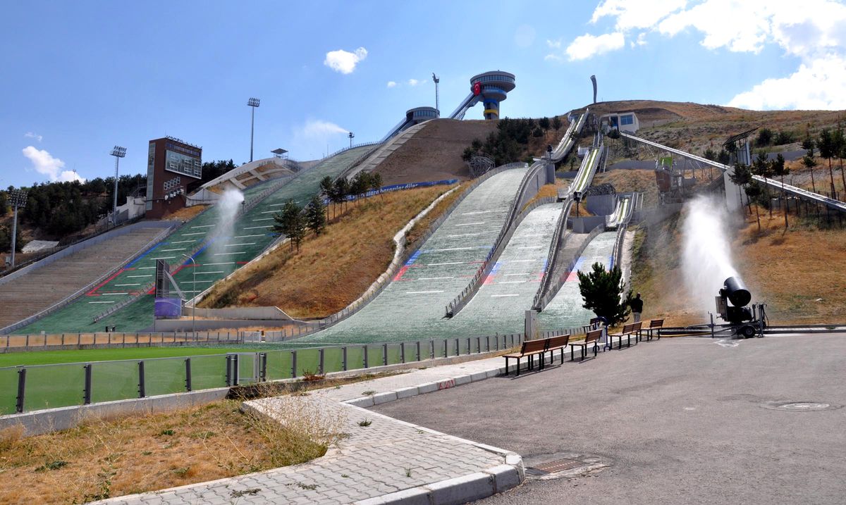 "Erzurum\'daki Kayakla Atlama Kuleleri Çalışıyor"
