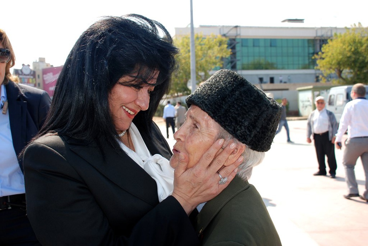 Kadın Vali, Gaziler Gününde Atatürk'ün Manevi Kızına Sarıldı