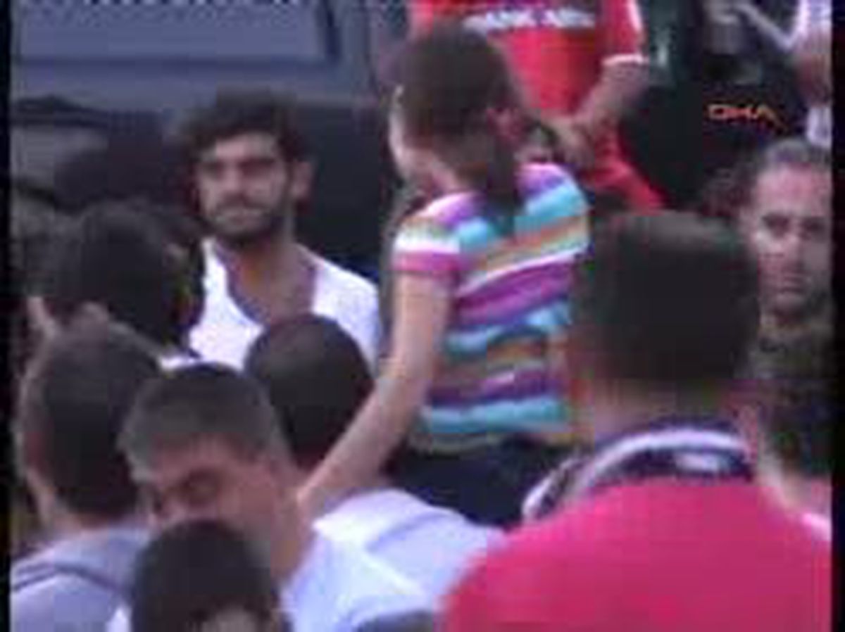 Ceceli'ye Sahnede Beşik Verdi