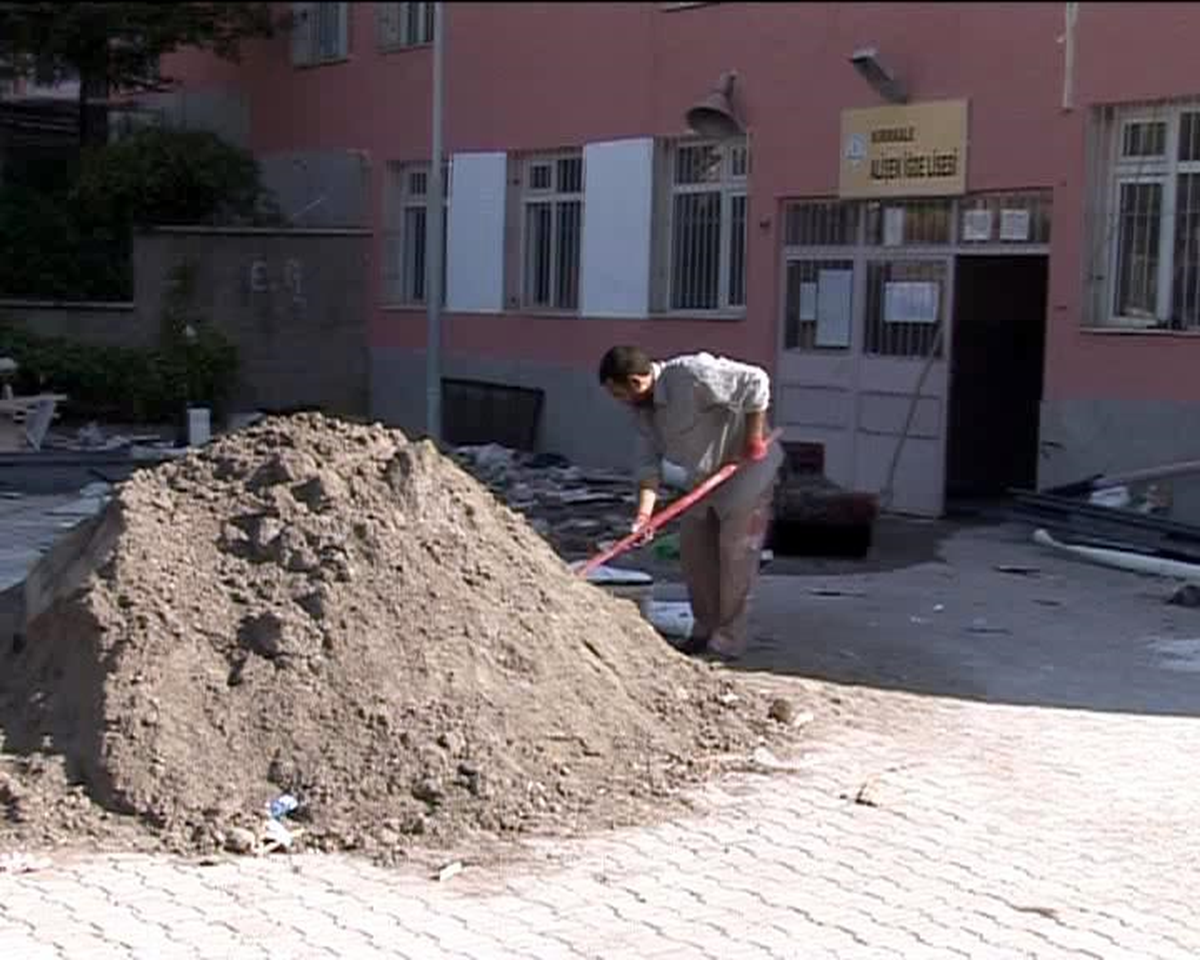 Öğrenciler, Tamiratı Bitmeyen Okulda Eğitime Başlayamadı