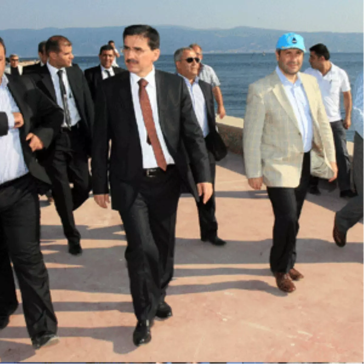 Bakan Ergün\'den Tavşancıl\'da Yapımı Süren Sahilde İnceleme