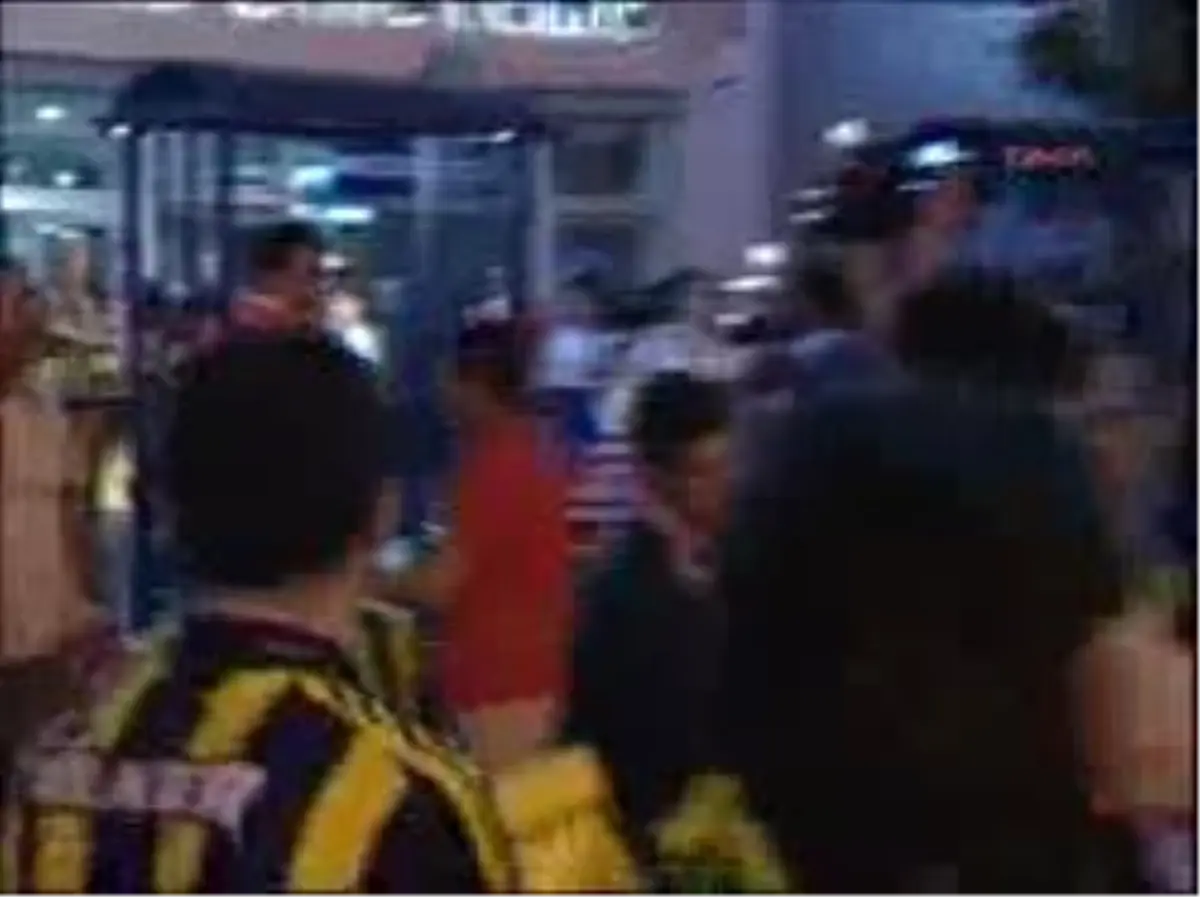 Berna Laçin ve Tülin Şahin, Fenerbahçe\'nin Amigoluğuna Soyundu