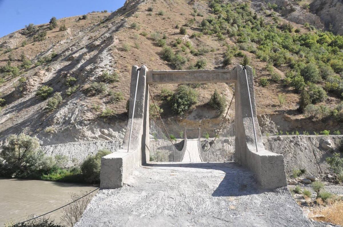 Hakkari'deki Devrimci Gençlik Köprüsü'nün Tabelası Çalındı