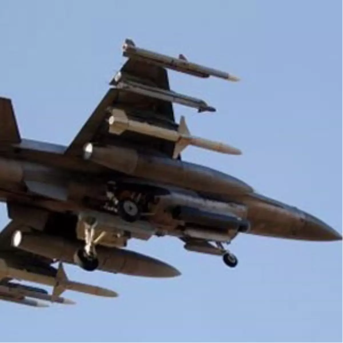 İngiliz Uçakları Kaddafi Güçlerini Bombaladı