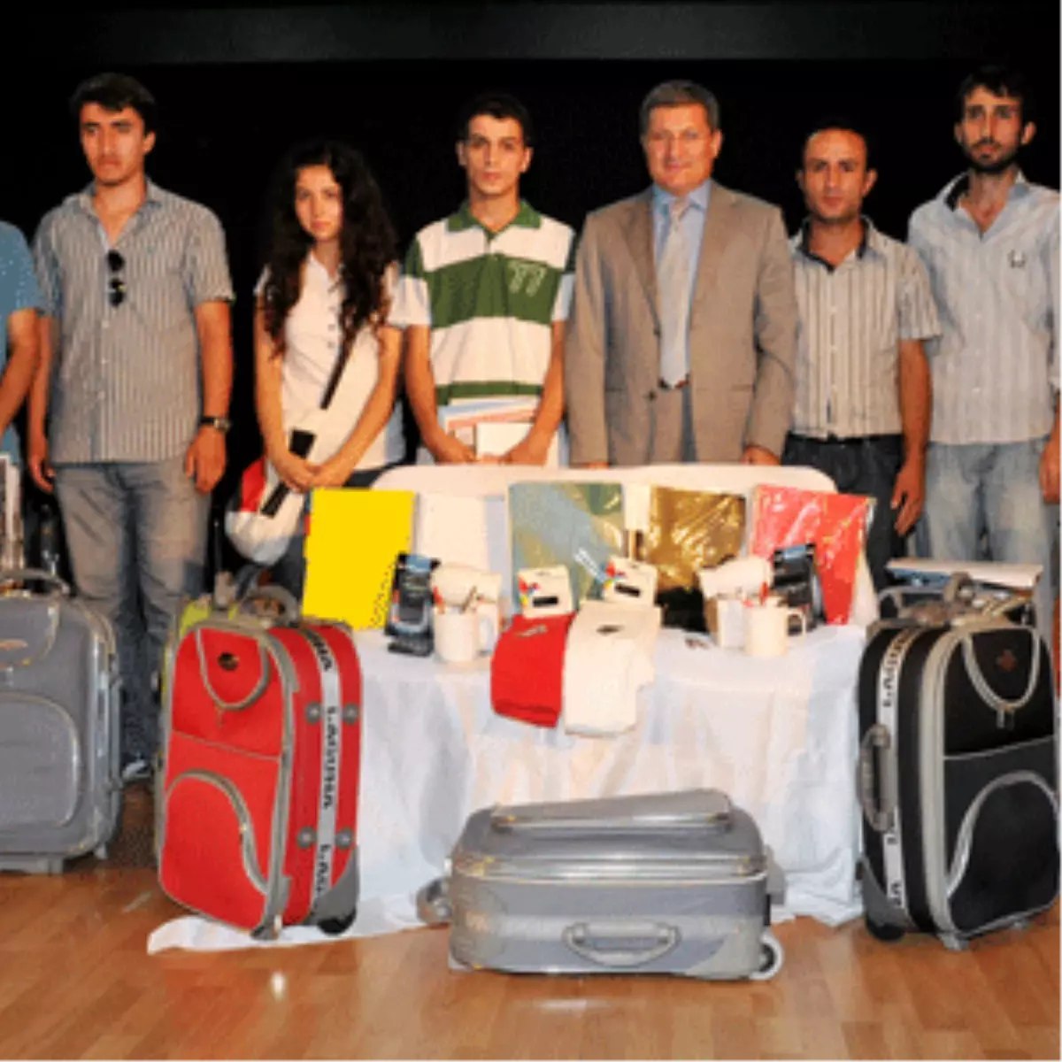 Üniversiteyi Kazanan Öğrencilere Çantaları Verildi