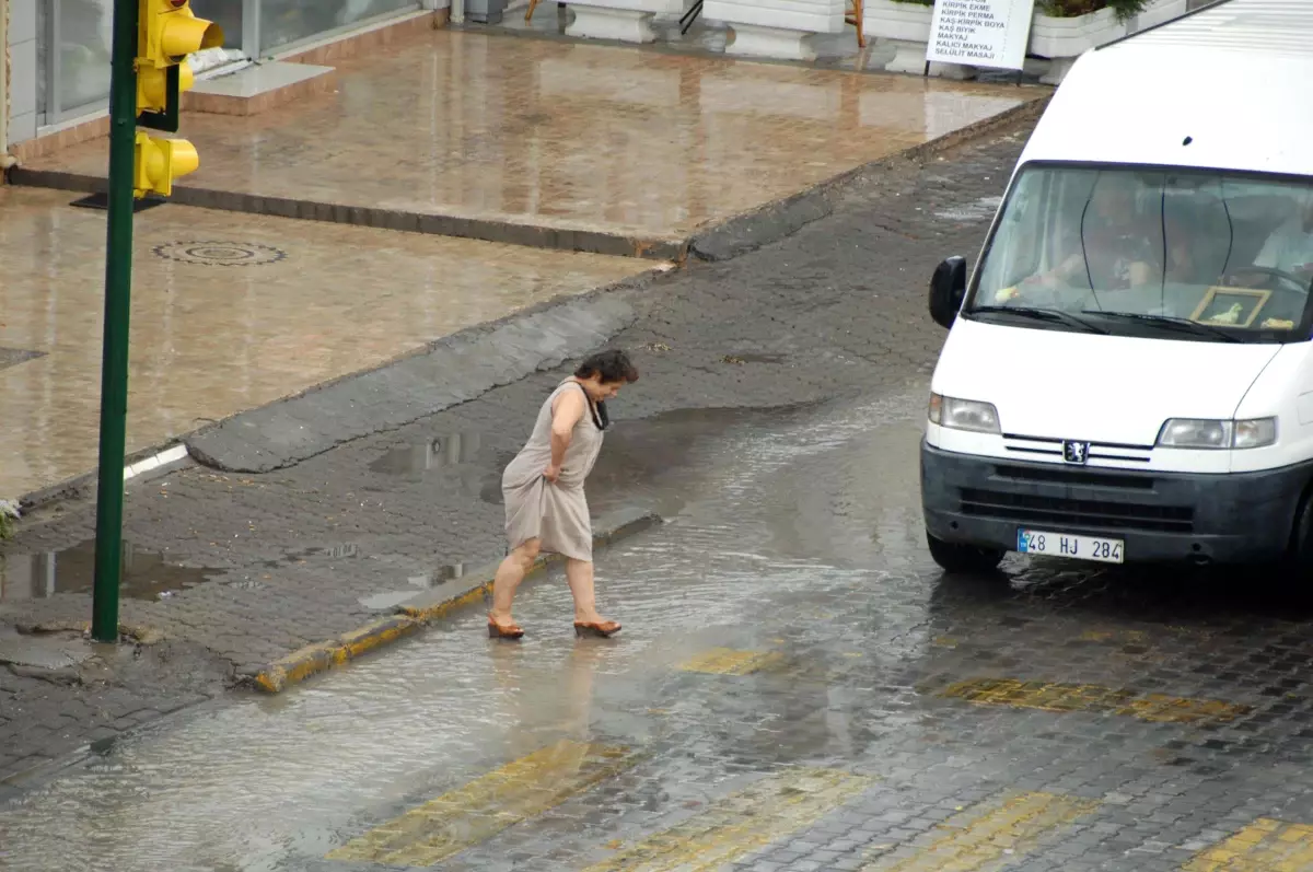 Yarım Saat Süren Yağmur Marmaris\'i Etkiledi