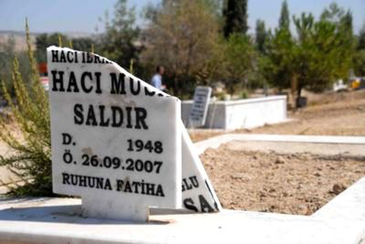 Mezar Taşlarını Çocuklar Kırmış