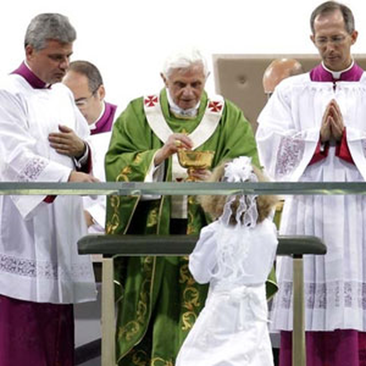 Papa Stadyumda Ayin Düzenledi