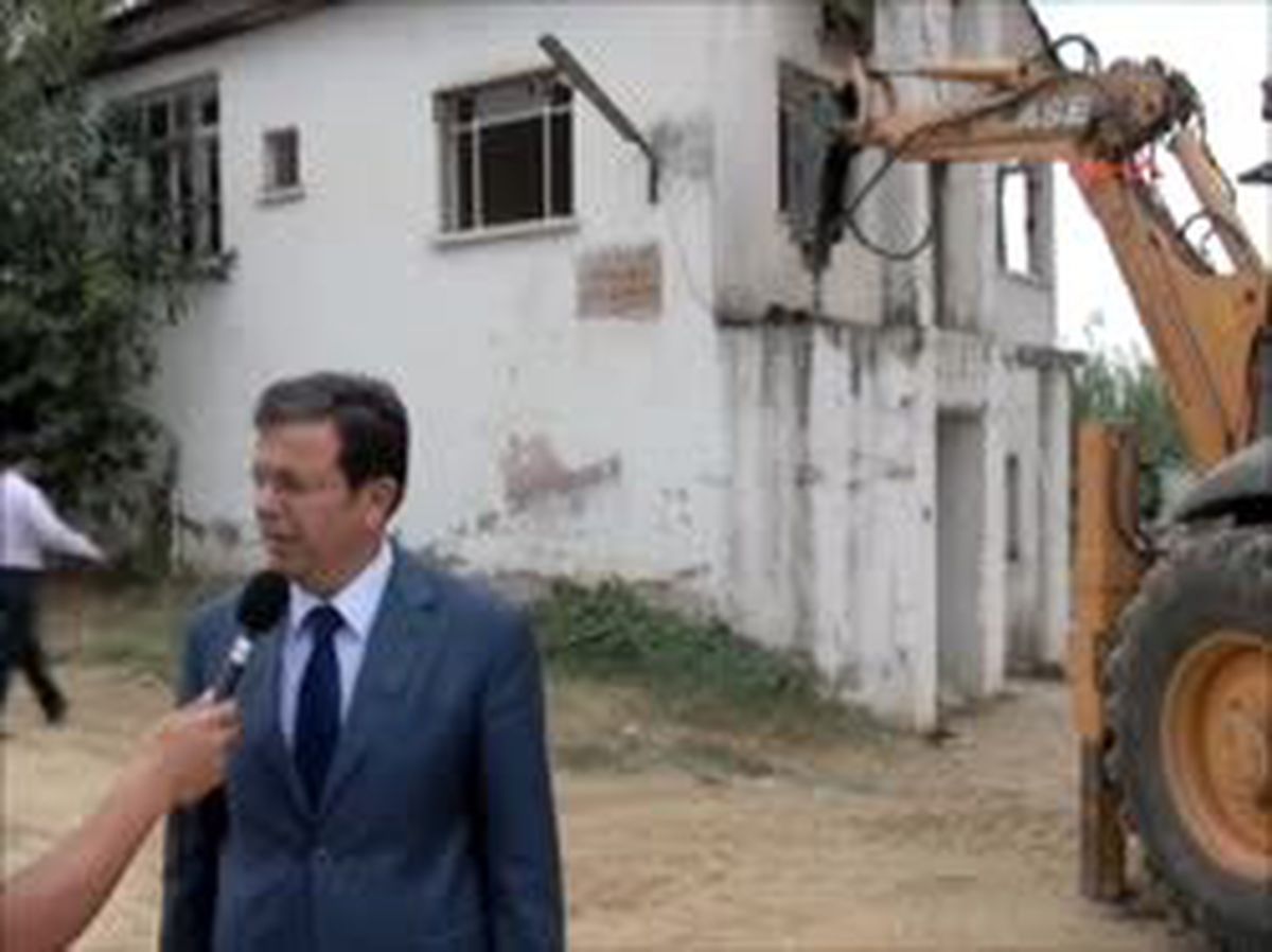 Başkan, Büyüdüğü Evi Elleriyle Yıktı