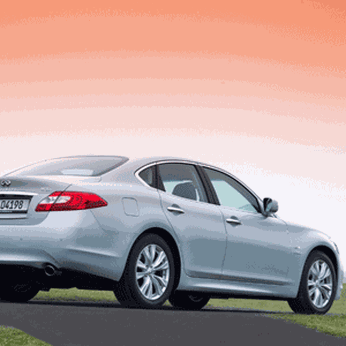 Dünyanın En Kısa Sürede Hızlanan Hibrid Otomobili INFINITI'den