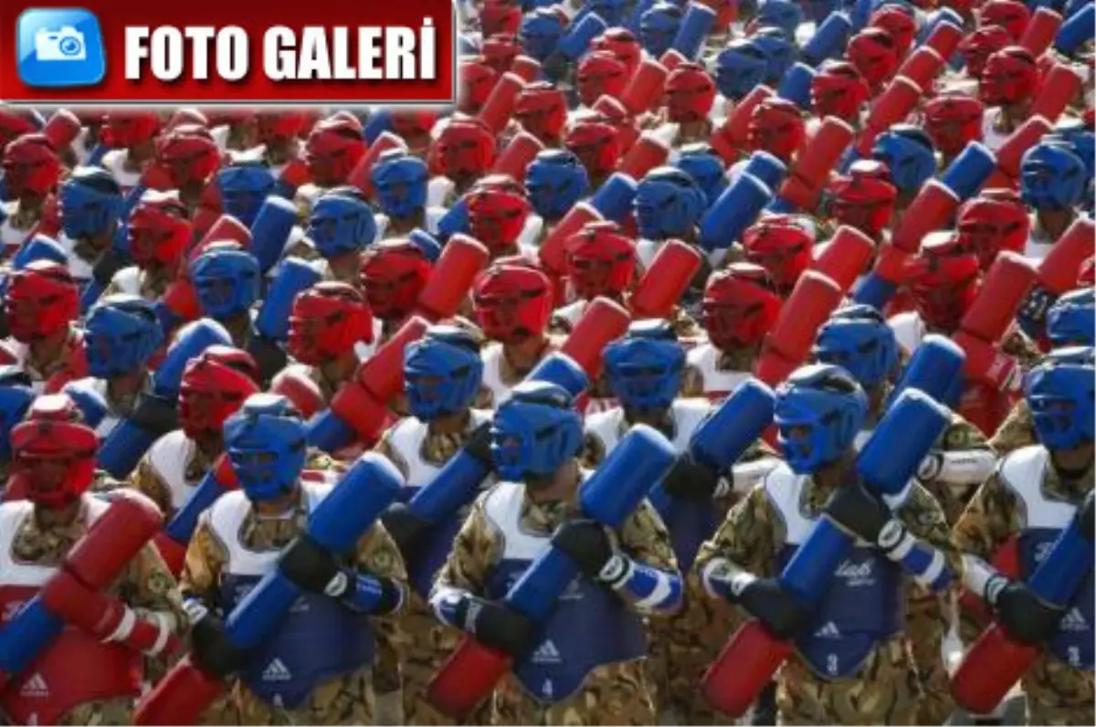 İran Gövde Gösterisi Yaptı
