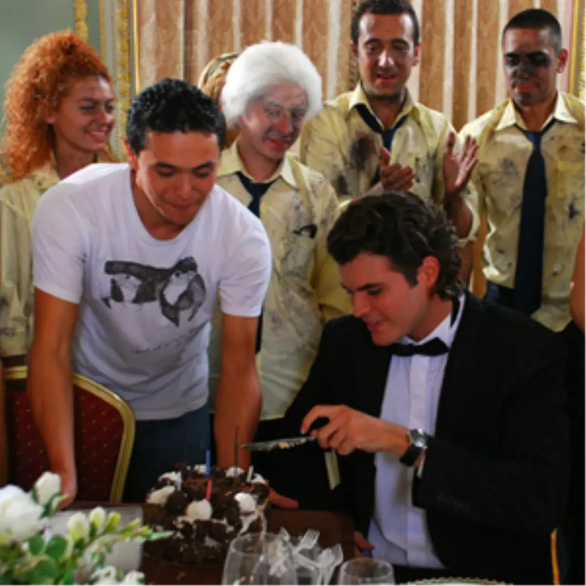 Pis Yedili\'nin Setinde Doğum Günü Kutlaması