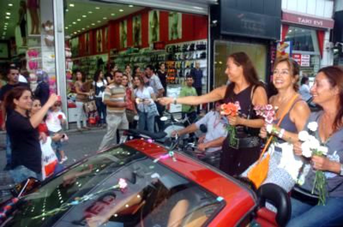 Sinemacılar, 'sevgi Korteji'nde Halkı Selamladı