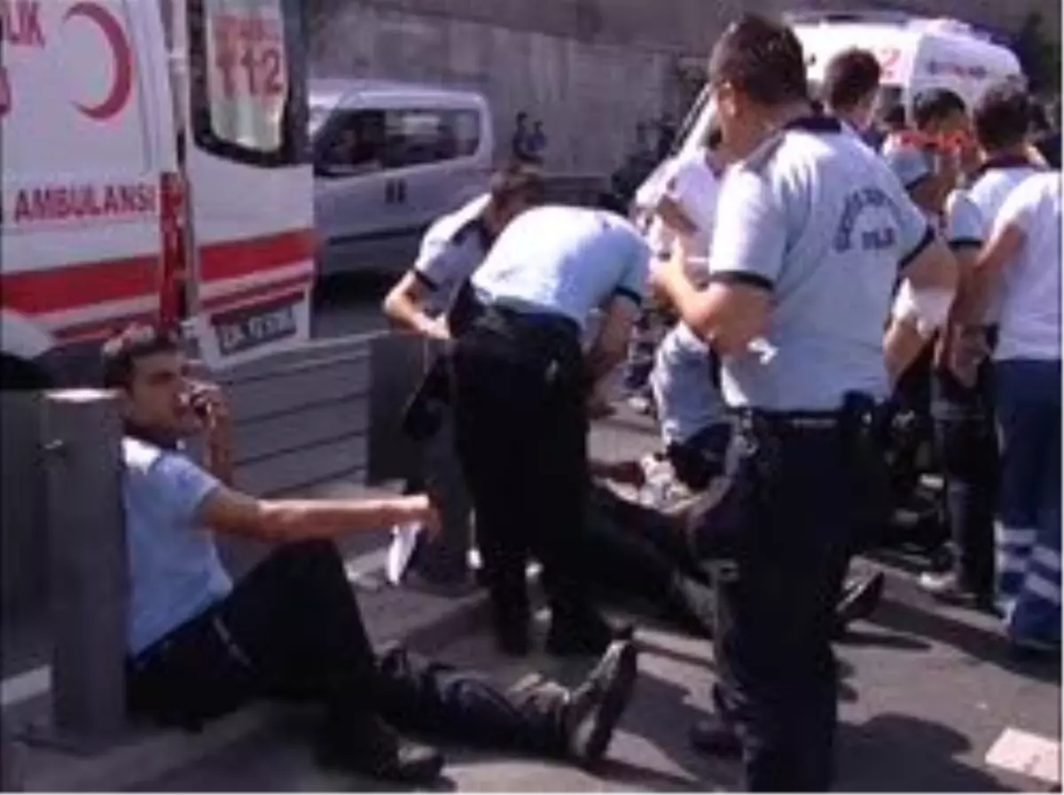 Çevik Kuvvet Minibüsü Kaza Yaptı: 10 Polis Yaralı