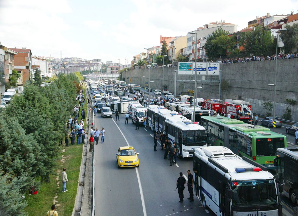 Kadıköy'de Çevik Kuvvet Midibüsü Devrildi 1'i Ağır 14 Polis Yaralı