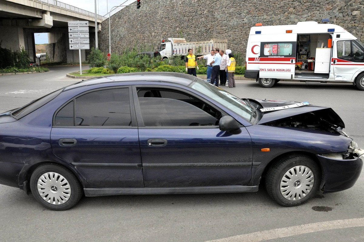 Otomobil, Yaralı Taşıyan Ambulansa Çarptı