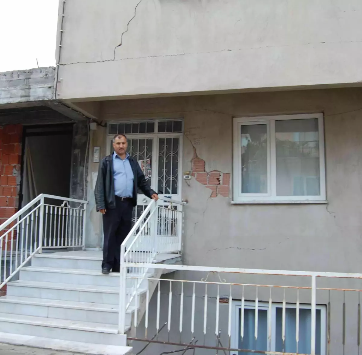 Simav\'da Orta Hasarlı Konut Sahiplerinin Tepkisi