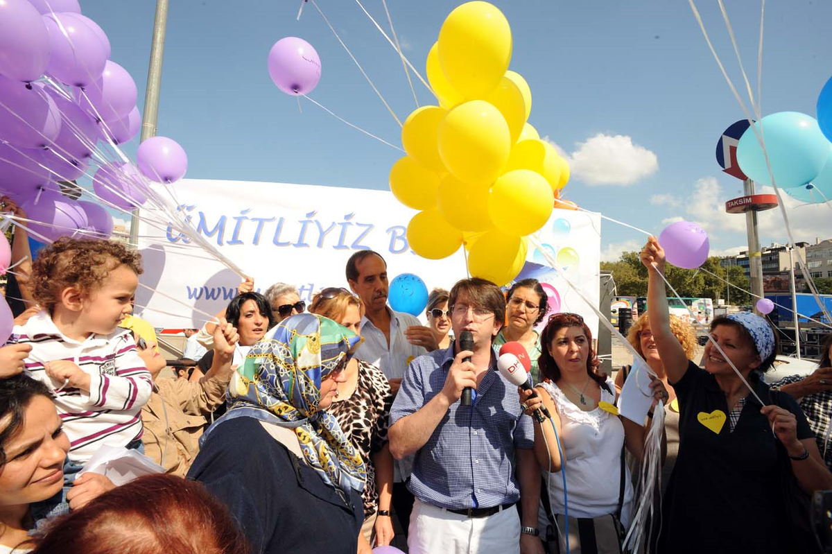 'Yaşıyorsak Ümitliyiz Deyip' Balon Uçurdular