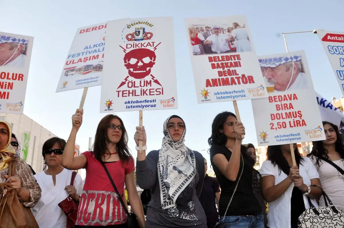 AK Parti\'li Gençler, \'oktoberfest\'i Protesto Etti