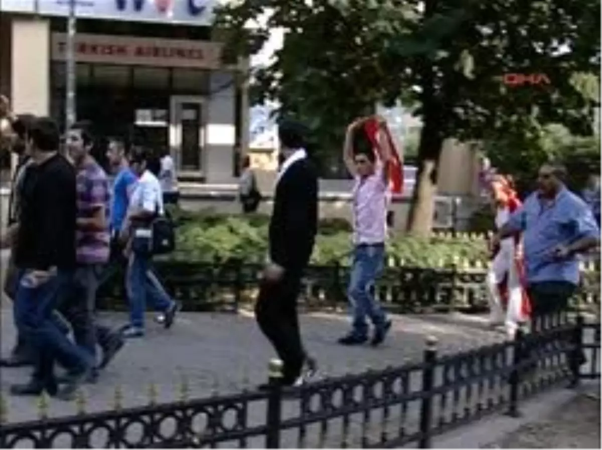 Orduevi Önünde Marşlı Tepki