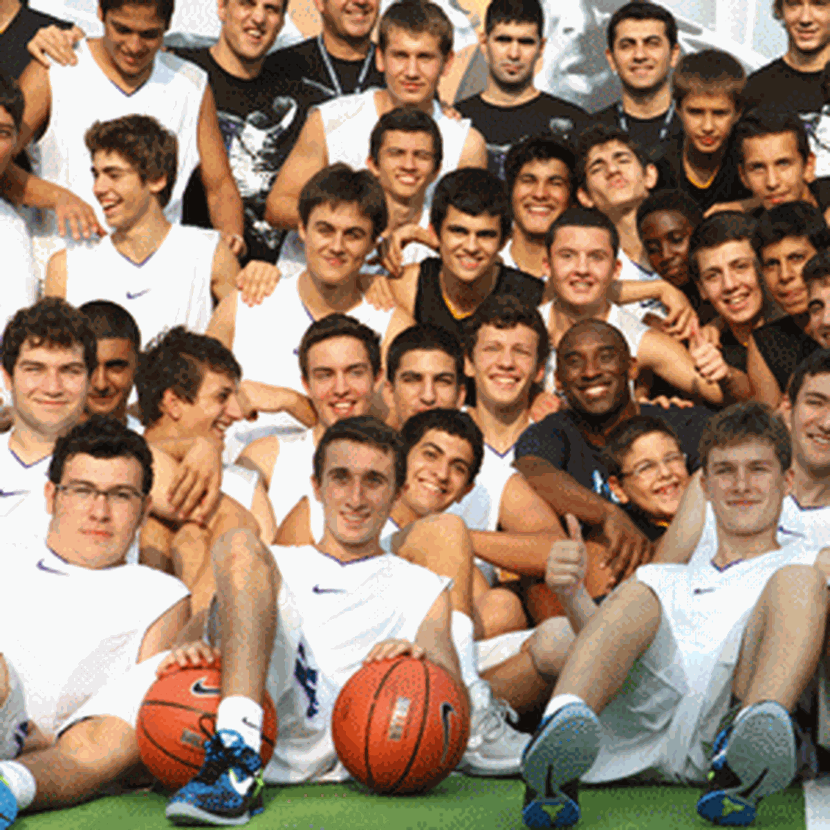 Kobe Bryant Caddebostan'da İki Basketbol Sahasının Açılışını Yaptı