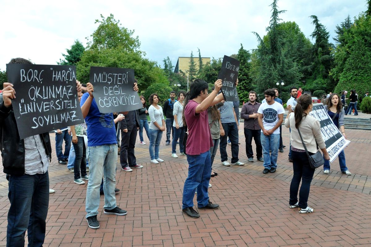Ktü'lü Öğrencilerden Harç Zammı Protestosu