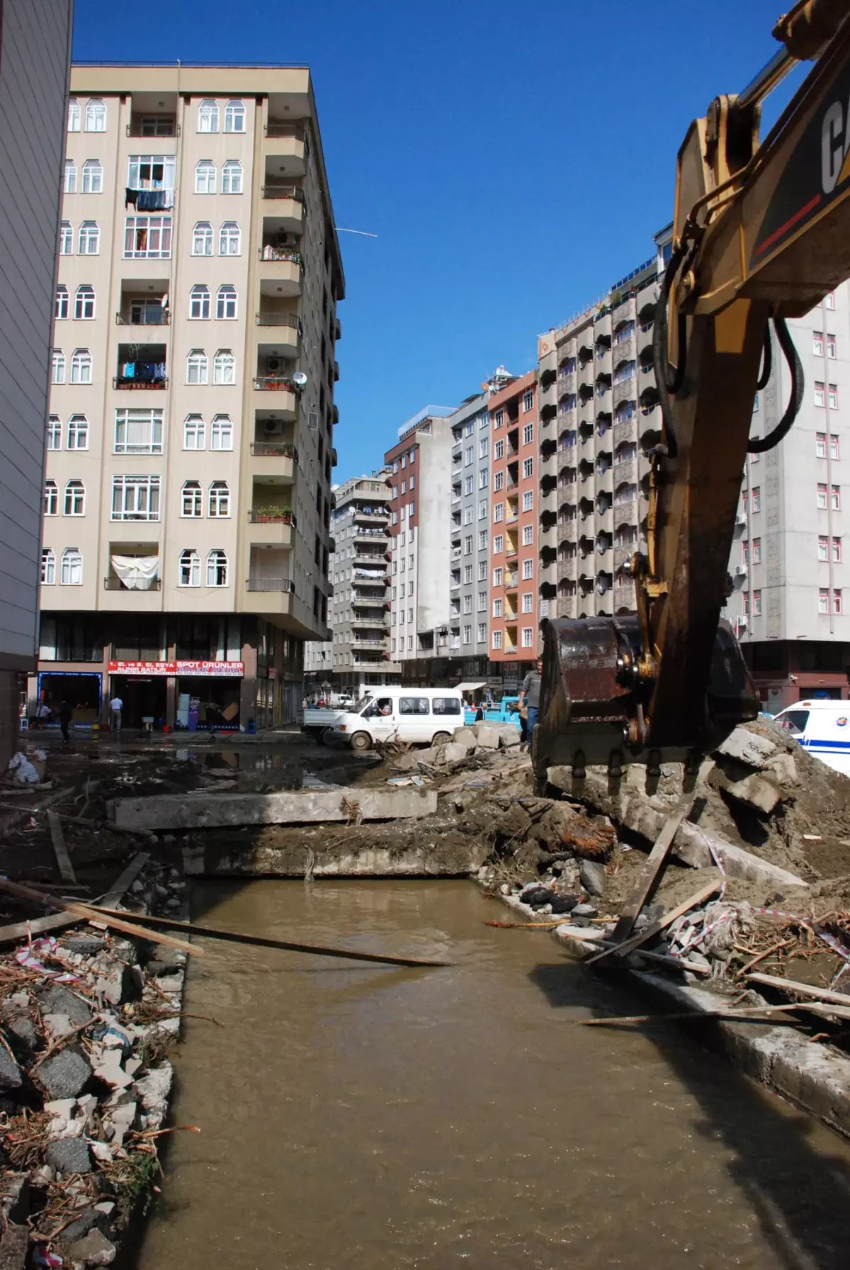 Rize\'de Selde Ölen Kadın Toprağa Verildi