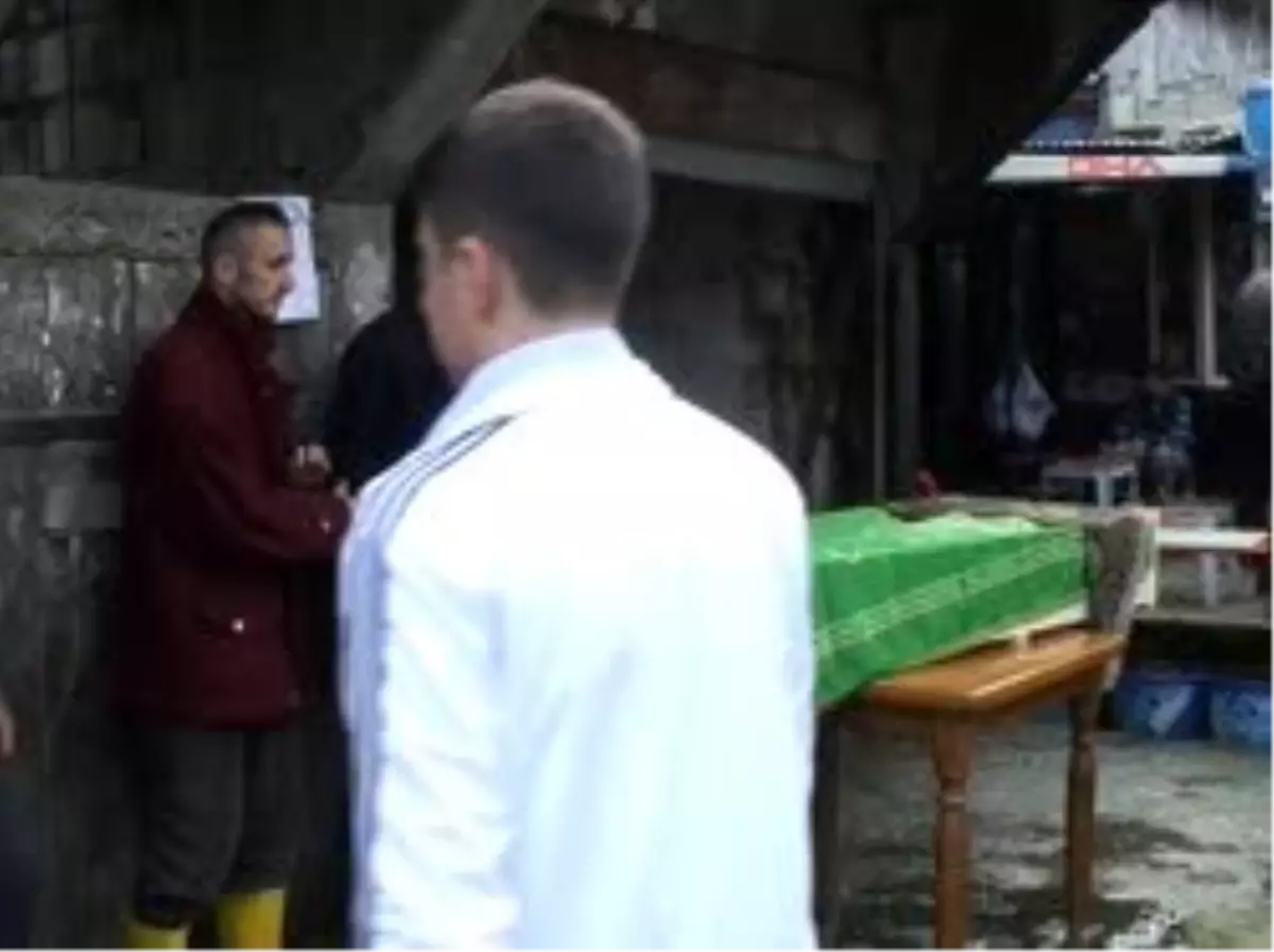 Rize\'deki Selde Hayatını Kaybeden Kadın Toprağa Verildi
