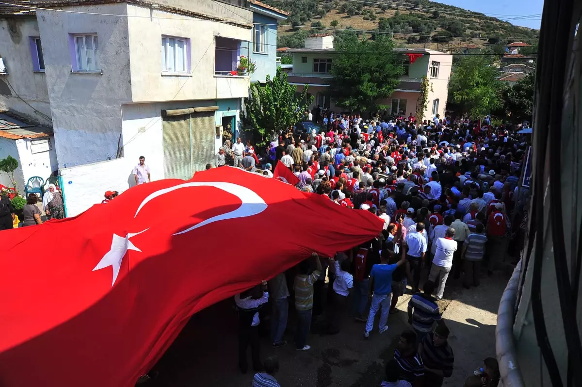 Şehit Astsubay\'ı 10 Bin Kişi Uğurladı