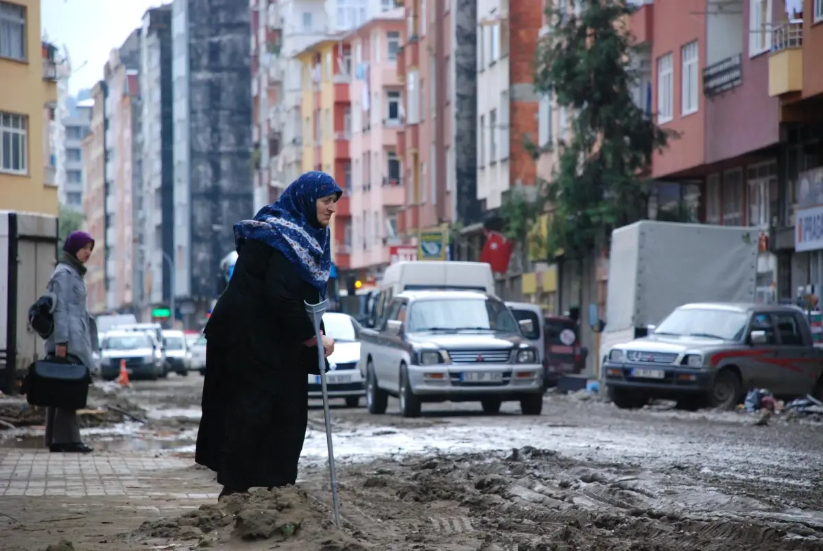 Sular Çekildi, Rize Balçıkla Kaplandı