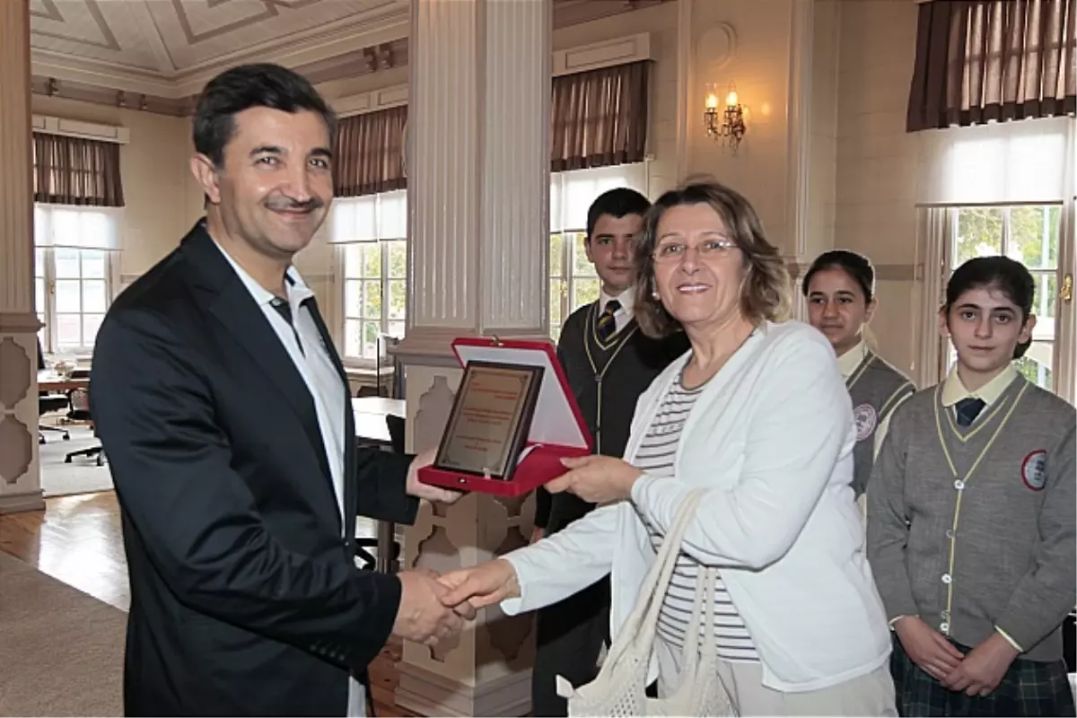 Başkan\'a Eğitime Destek Plaketi